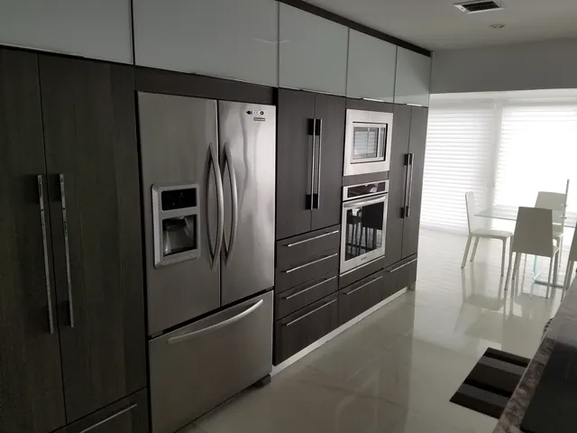 Custom kitchen cabinets project in Miami — project 18